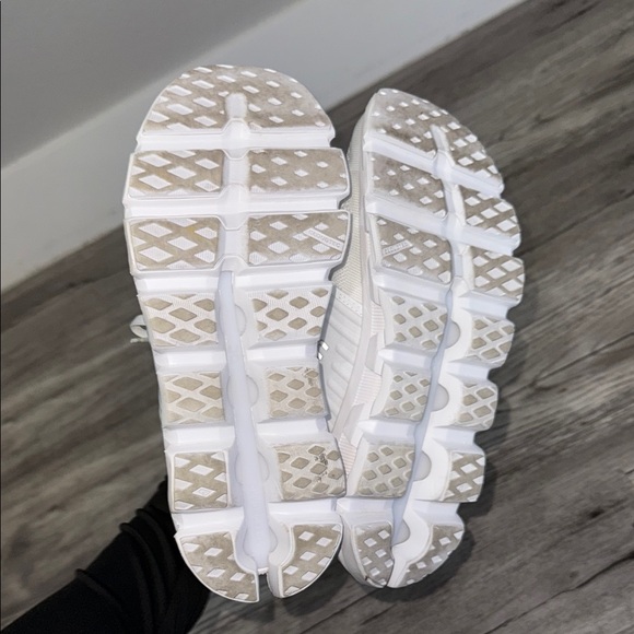 On Running Cloud Swift AD White Athletic Shoes with Chunky Sole - Picture 6 of 7